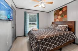 Spacious 4BR Near NASA & Kemah, King Bed - Image 3