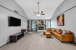 Spacious 4BR Near NASA & Kemah, King Bed - Image 5