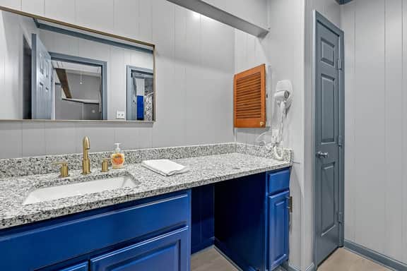 Spacious 4BR Near NASA & Kemah, King Bed - Image 4