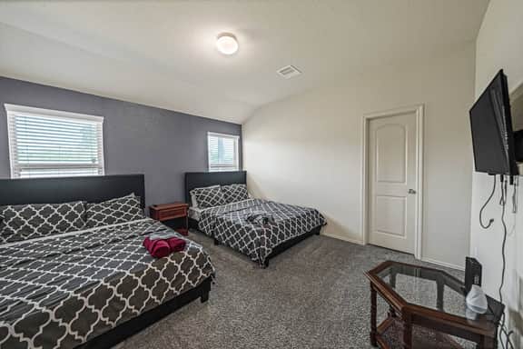 Spacious 4BR,EV Charger,Parking - East Houston Gem - Image 4