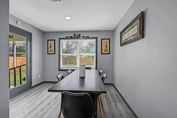 Charming 1940 bungalow 4mi downtown & 2mi Heights - Image 5