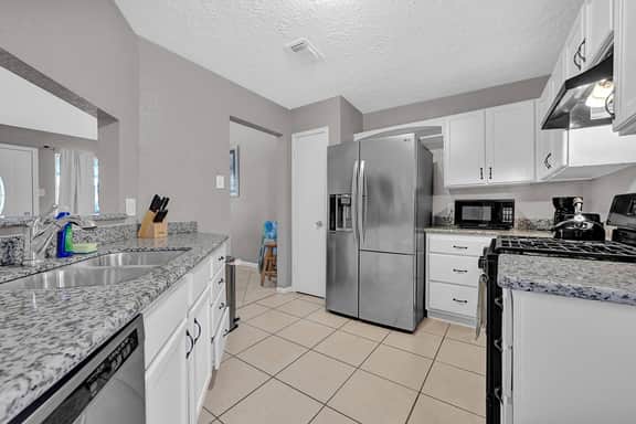 Quiet 4BR Near Nasa & Kemah, King Bed, Bbq, Patio - Holiday Home - Image 4