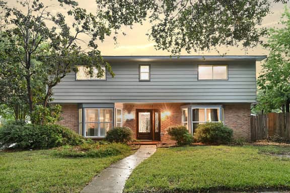 Home for summer with pool, pool table, outdoor kitchen,patio and balcony - Image 2