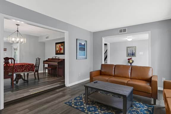 Home for summer with pool, pool table, outdoor kitchen,patio and balcony - Image 4