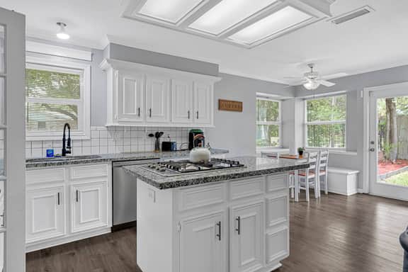 Home for summer with pool, pool table, outdoor kitchen,patio and balcony - Image 3