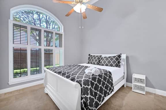 Luxury Galleria Townhome 4BR/3BA|Garage, Fast WiFi - Image 2