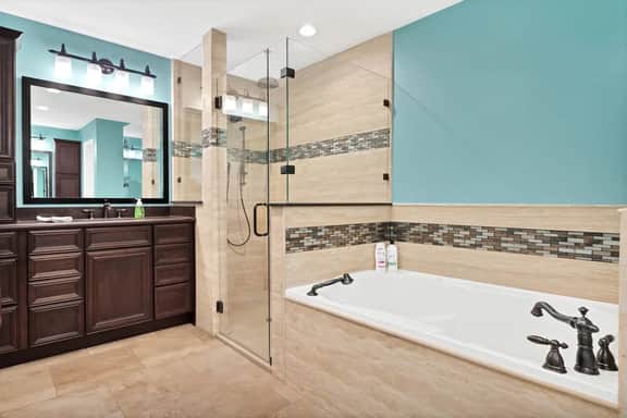 Luxury Galleria Townhome 4BR/3BA|Garage, Fast WiFi - Image 4