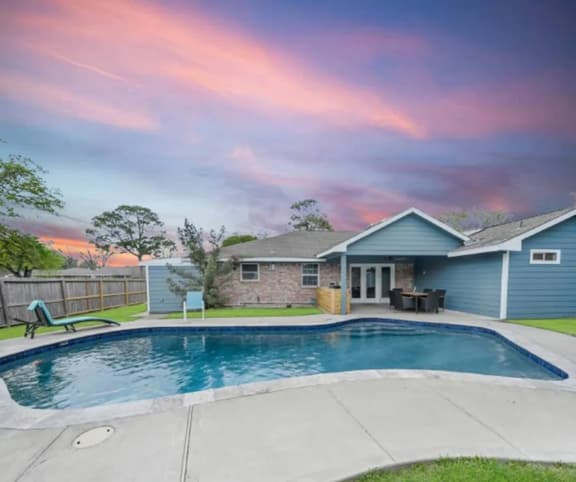 Spacious 5BR Houston Home|PrivatePool, BBQ, Family - Image 1