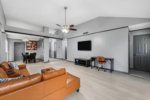 Spacious 4BR Near NASA & Kemah, King Bed - Image 1