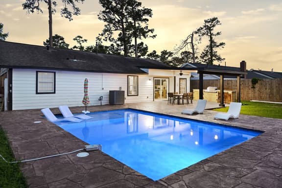 Newly Updated Home Pool, Patio, BBQ! 5BR 9 beds - Image 1