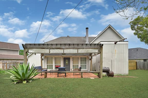 Quiet 4BR Near Nasa & Kemah, King Bed, Bbq, Patio - Holiday Home - Image 1