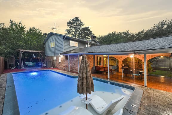 Home for summer with pool, pool table, outdoor kitchen,patio and balcony - Image 1