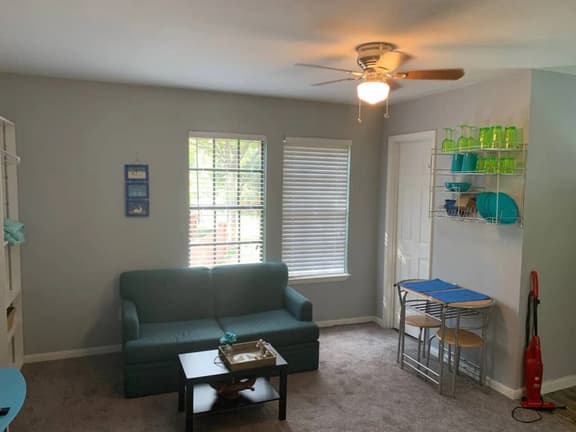 Studio in quiet neighborhood - Image 1