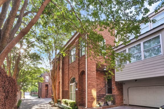 Luxury Galleria Townhome 4BR/3BA|Garage, Fast WiFi - Image 1